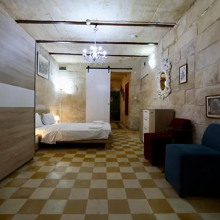 2 Bed House Apartment *